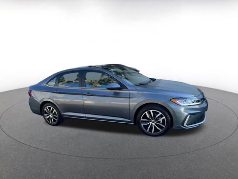 Used 2025 Volkswagen Jetta SE image 2