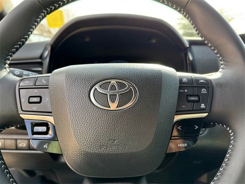 Used 2025 Toyota Camry SE image 29