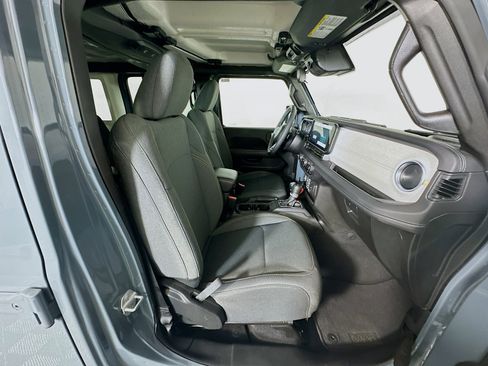 Used 2025 Jeep Wrangler Sahara image 31
