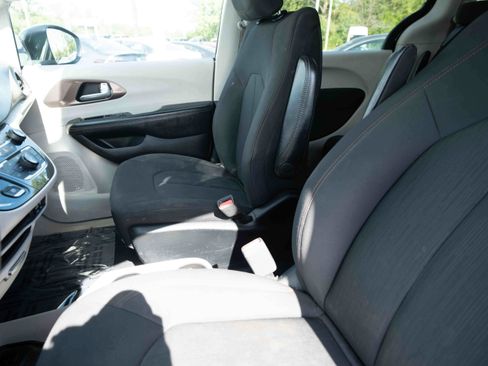Used 2017 Chrysler Pacifica Touring FWD image 10