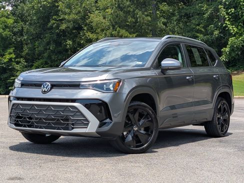 Used 2025 Volkswagen Taos SE w/ Panoramic Sunroof Package FWD image 4