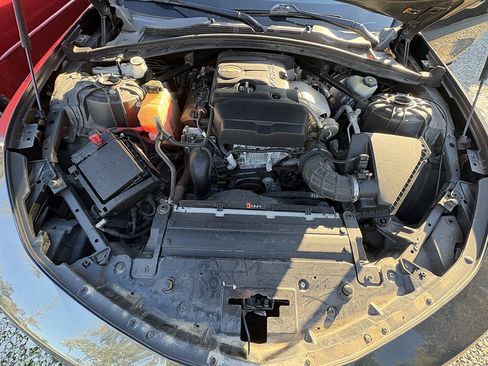 Used 2018 Chevrolet Camaro LT RWD image 5
