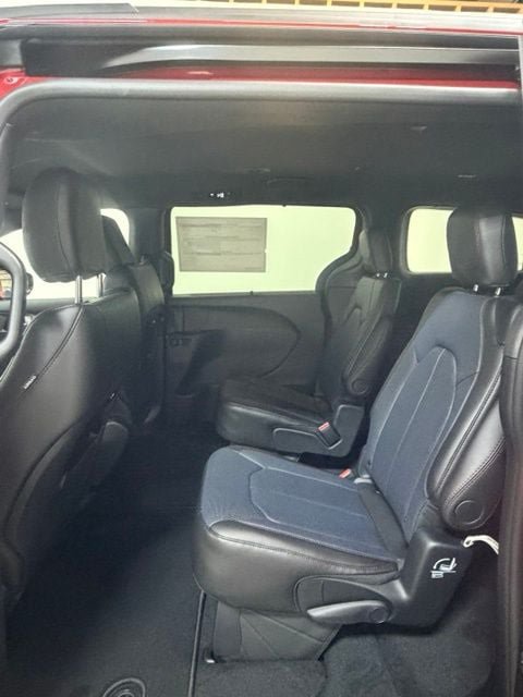New 2027 Chrysler Pacifica Select AWD/4WD image 25