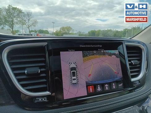 Used 2021 Chrysler Pacifica Limited w/ Premium & Safety Sphere Group AWD/4WD image 14