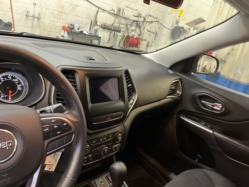 Used 2019 Jeep Cherokee Latitude w/ Popular Appearance Group FWD image 15