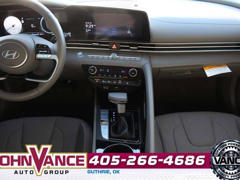 Used 2025 Hyundai Elantra SEL image 25