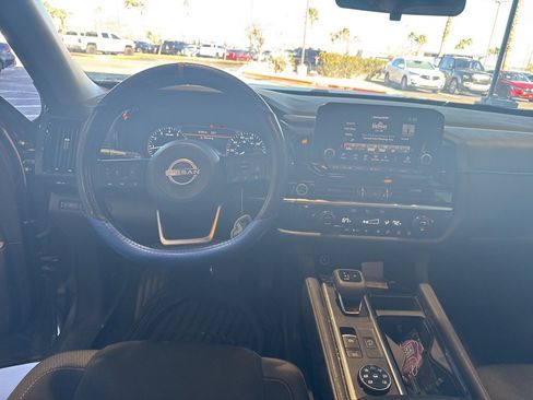 Used 2024 Nissan Pathfinder SV image 18