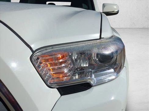 Used 2022 Toyota Tacoma SR5 w/ Technology Package image 9