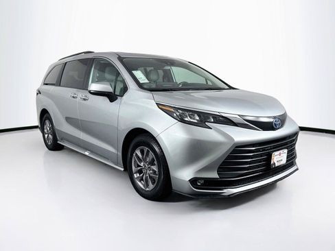 Certified 2025 Toyota Sienna XLE FWD image 10