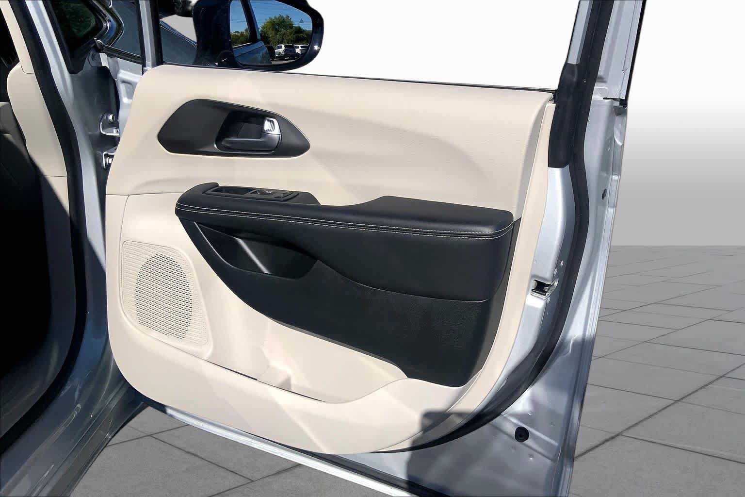 Used 2024 Chrysler Pacifica Touring-L FWD image 21