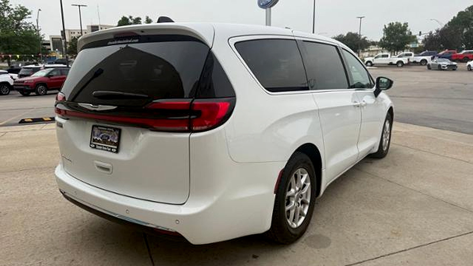 Used 2024 Chrysler Pacifica Touring-L FWD image 3