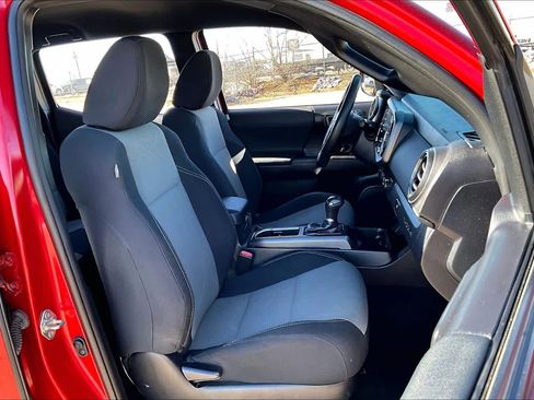 Used 2020 Toyota Tacoma TRD Off-Road image 9