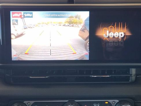 Used 2024 Jeep Gladiator Rubicon AWD/4WD image 5