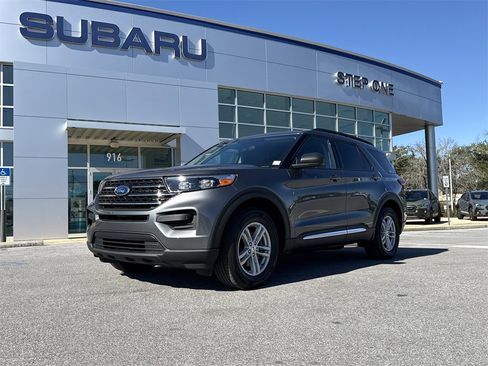 Used 2024 Ford Explorer XLT image 2