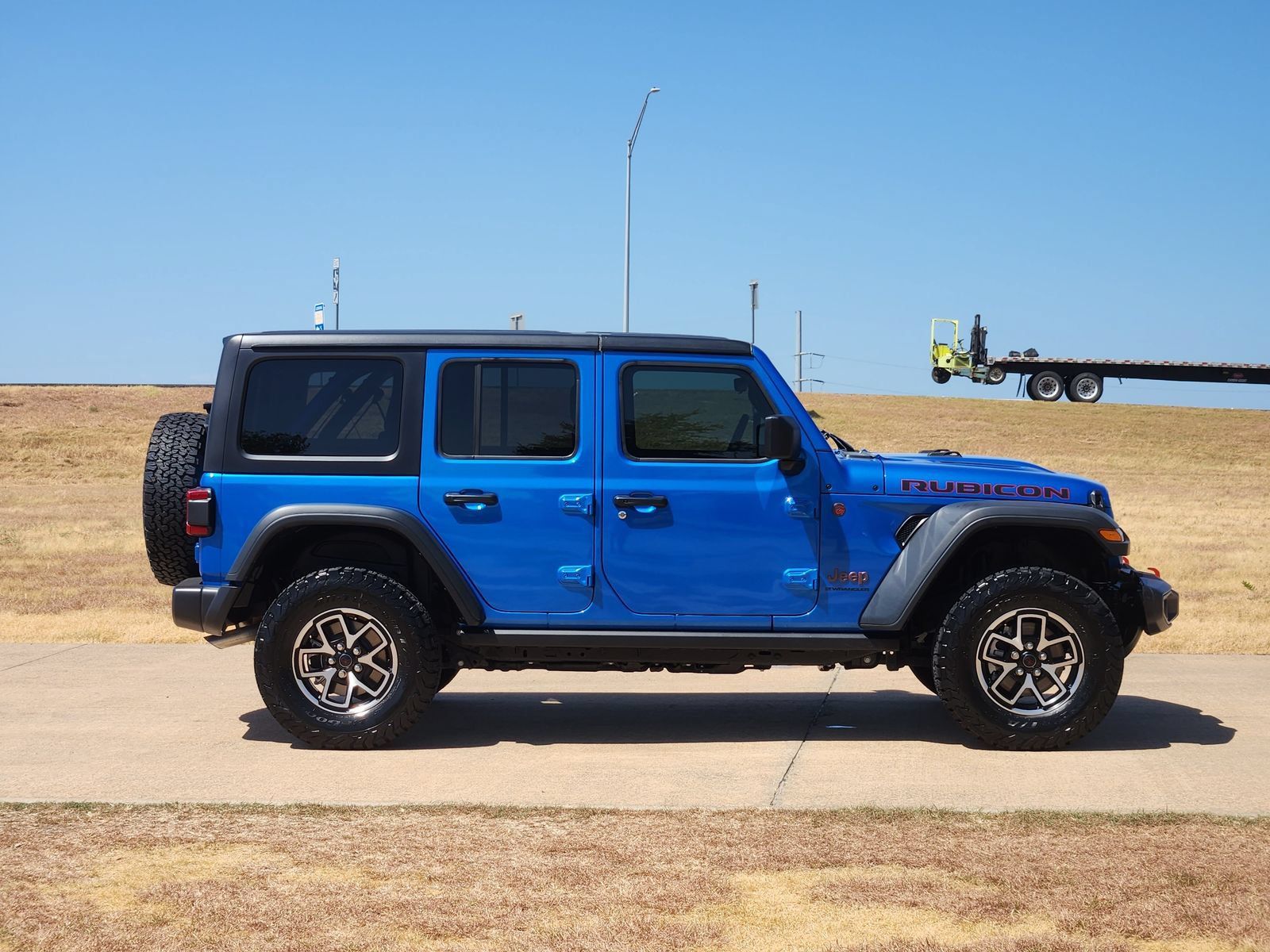 Used 2025 Jeep Wrangler Unlimited Rubicon w/ Convenience Group AWD/4WD image 8