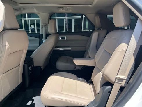 Certified 2022 Ford Explorer Limited w/ Equipment Group 301A RWD image 6