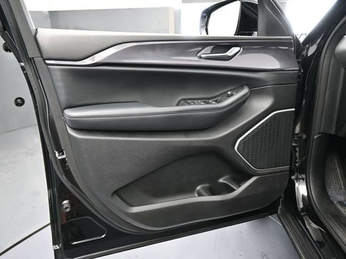 Used 2021 Jeep Grand Cherokee L Laredo image 16