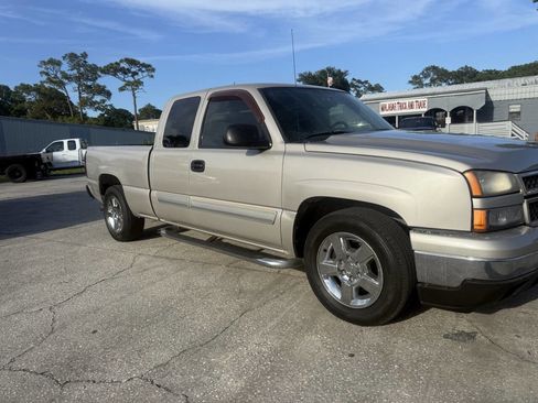 Used 2007 Chevrolet Silverado 1500 LT w/ Extended Cab Value Package RWD image 2