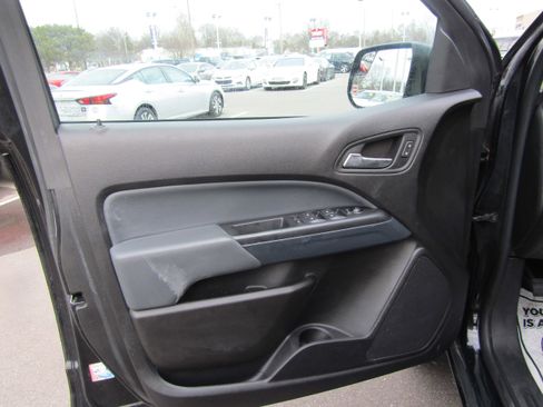 Used 2019 Chevrolet Colorado Z71 w/ Z71 Midnight Edition image 9