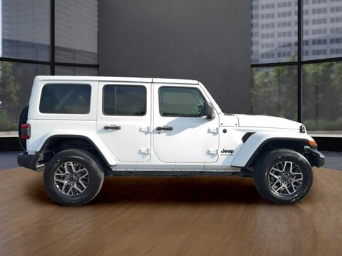 Used 2025 Jeep Wrangler Sahara image 6