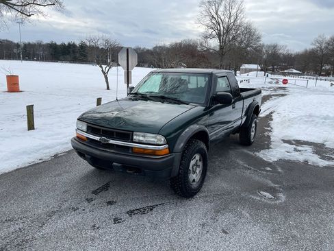 Used 2002 Chevrolet S10 Pickup LS w/ LS Preferred Equipment Group image 4