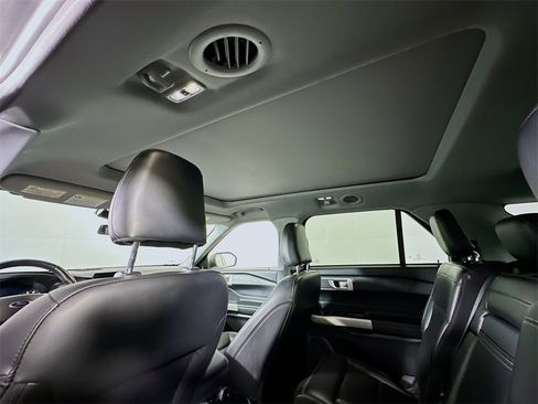 Used 2022 Ford Explorer XLT w/ Equipment Group 202A image 13