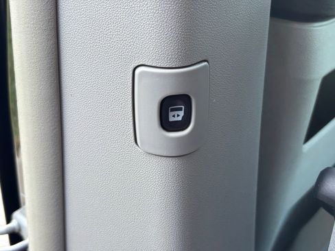Used 2010 Chrysler Town & Country Touring w/ Entertainment Group #2 FWD image 25