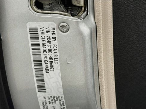 Used 2024 Chrysler Pacifica Touring-L FWD image 12