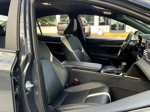 Used 2025 Toyota Camry SE image 9