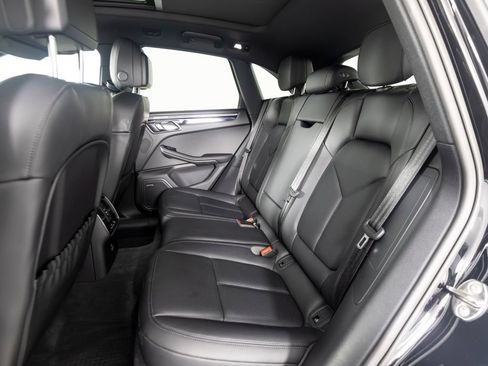 Certified 2026 Porsche Macan AWD/4WD image 36