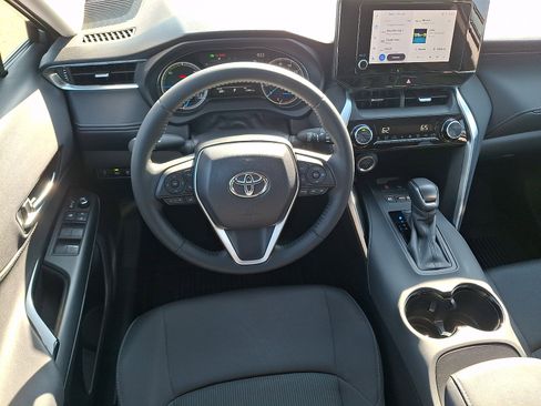 Used 2024 Toyota Venza LE image 11