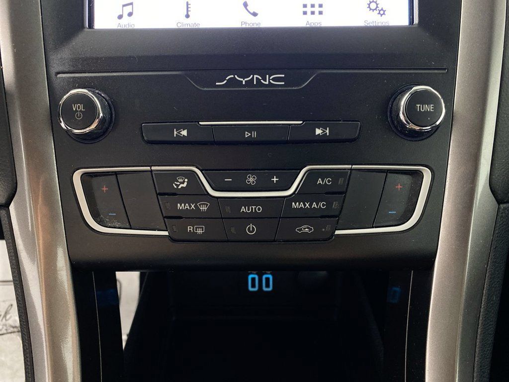 Used 2019 Ford Fusion SE FWD image 18