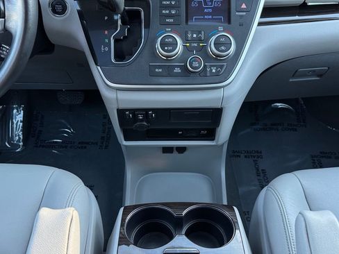 Used 2020 Toyota Sienna XLE Premium image 20