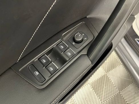 Used 2023 Volkswagen Tiguan SE R-Line FWD image 31