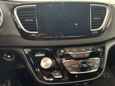 Used 2025 Chrysler Pacifica Select FWD image 18