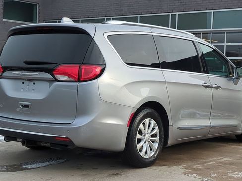 Used 2018 Chrysler Pacifica Touring-L image 7