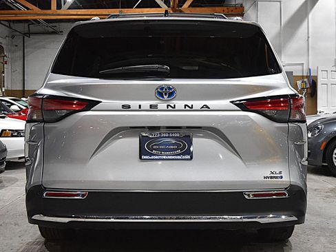 Used 2022 Toyota Sienna XLE image 6