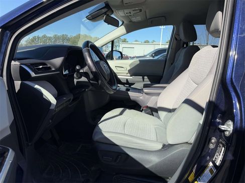 Used 2023 Toyota Sienna LE image 5