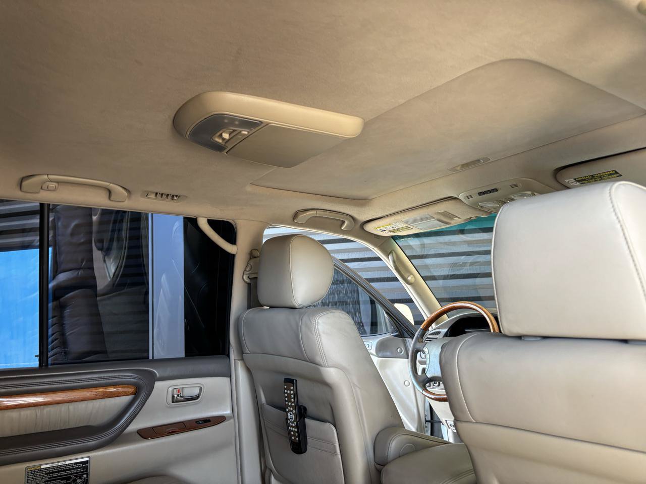 Used 2004 Lexus LX 470 4WD w/ Preferred Accessory Pkg image 25