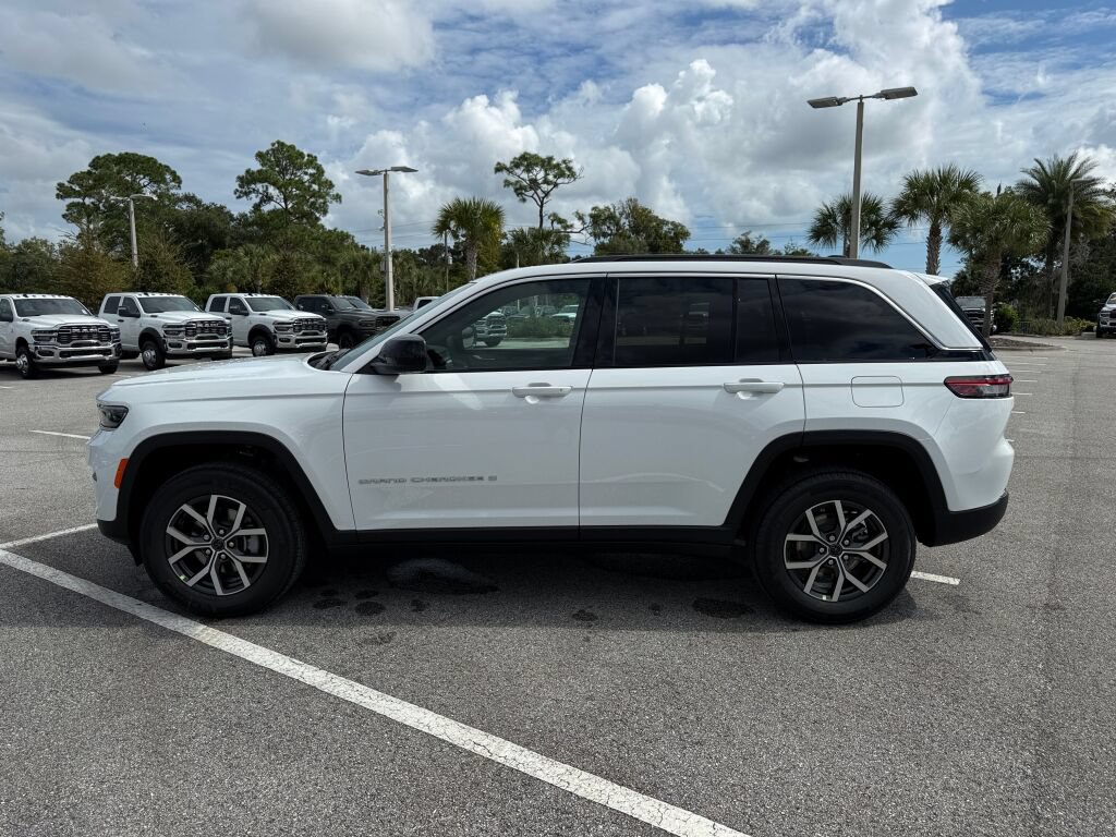 New 2027 Jeep Grand Cherokee Laredo AWD/4WD image 6