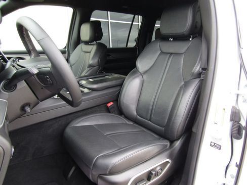 Used 2025 Jeep Wagoneer L Series II w/ 8-pass Seating Package AWD/4WD image 24
