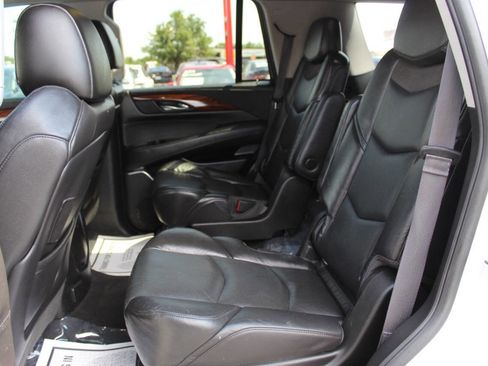 Used 2016 Cadillac Escalade Luxury image 18