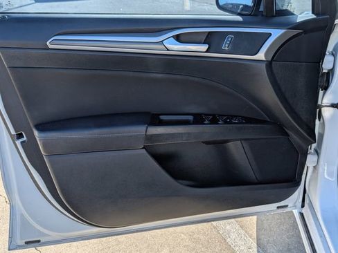 Used 2017 Ford Fusion SE w/ Equipment Group 201A image 10