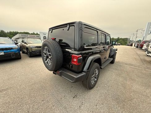 New 2026 Jeep Wrangler Unlimited Sahara AWD/4WD image 5