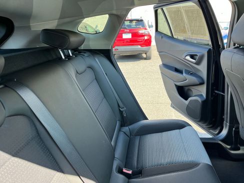 Used 2025 Chevrolet Trax LT image 36