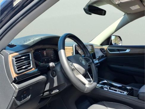 Used 2024 Volkswagen Atlas SE AWD/4WD image 14