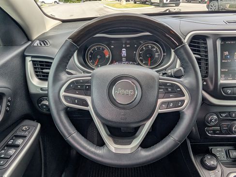 Used 2017 Jeep Cherokee Overland w/ Technology Group AWD/4WD image 16