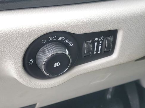 Used 2019 Chrysler Pacifica Touring-L image 9