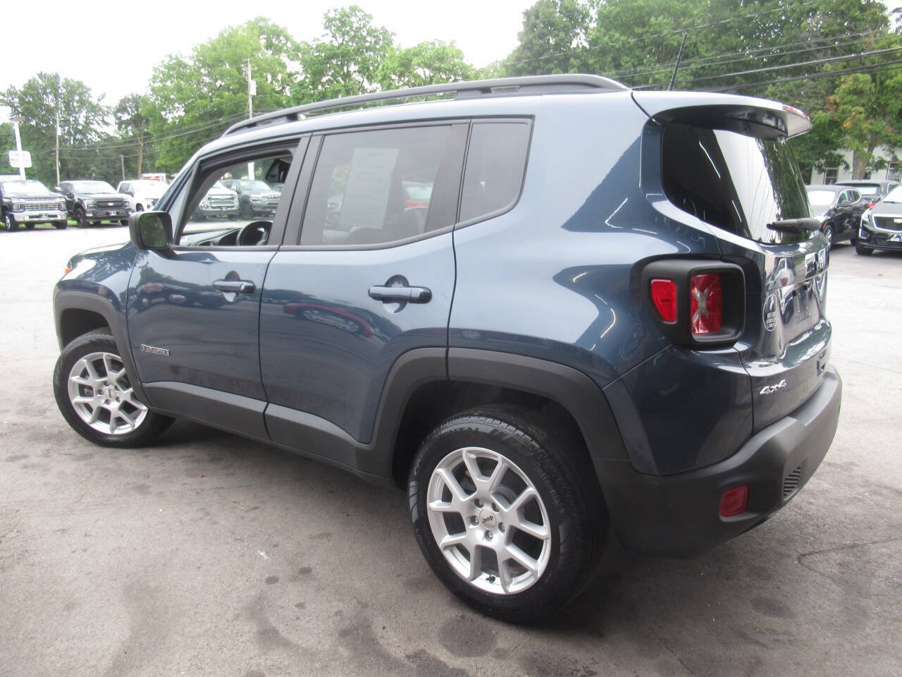 Used 2023 Jeep Renegade Latitude w/ Premium Group AWD/4WD image 12