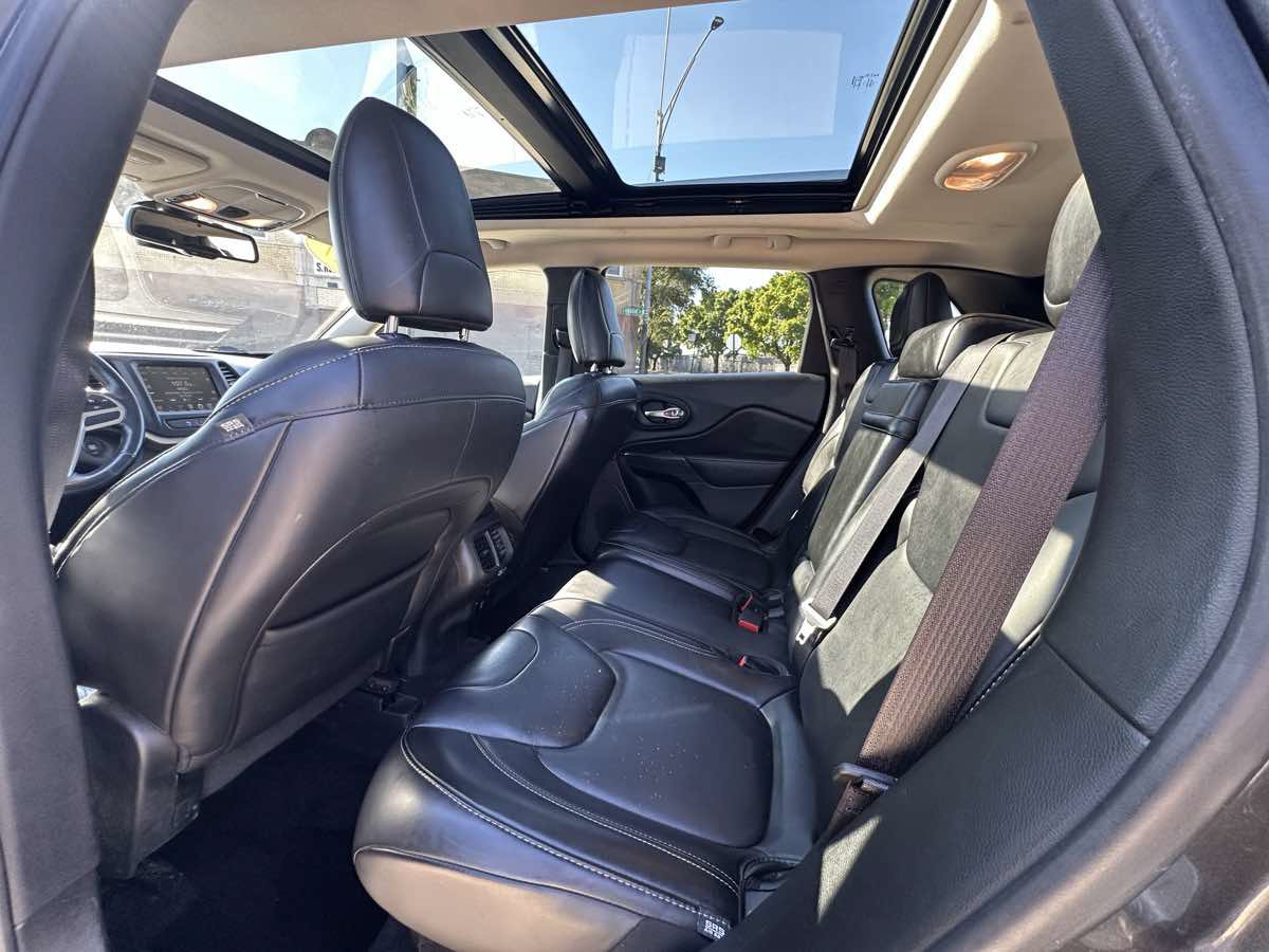 Used 2017 Jeep Cherokee Limited AWD/4WD image 38